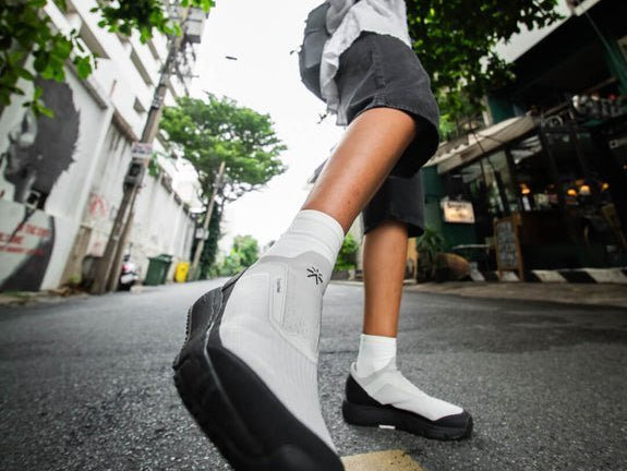 รีวิว AT Roam: รองเท้าผ้าใบไร้เชือก ที่สายลุยต้องมี - Tropicfeel Thailand